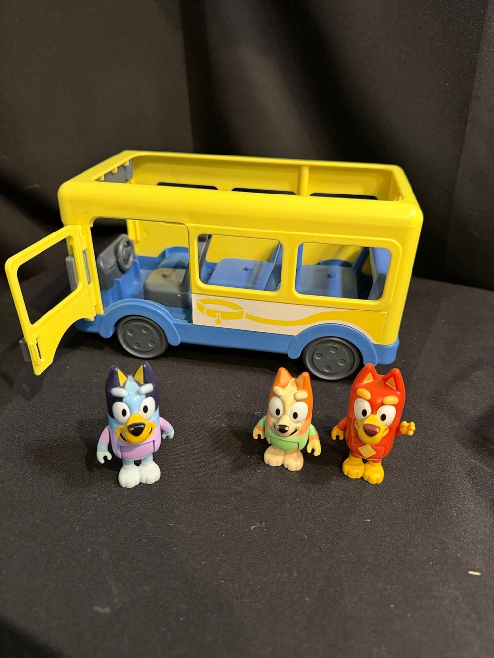Bluey Garbage Truck & Bus~6 Figures - Picture 3 of 9